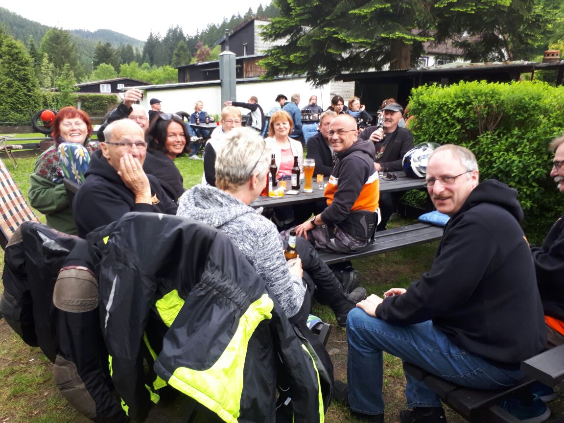 Biergarten mennesker siddende på ølbænke